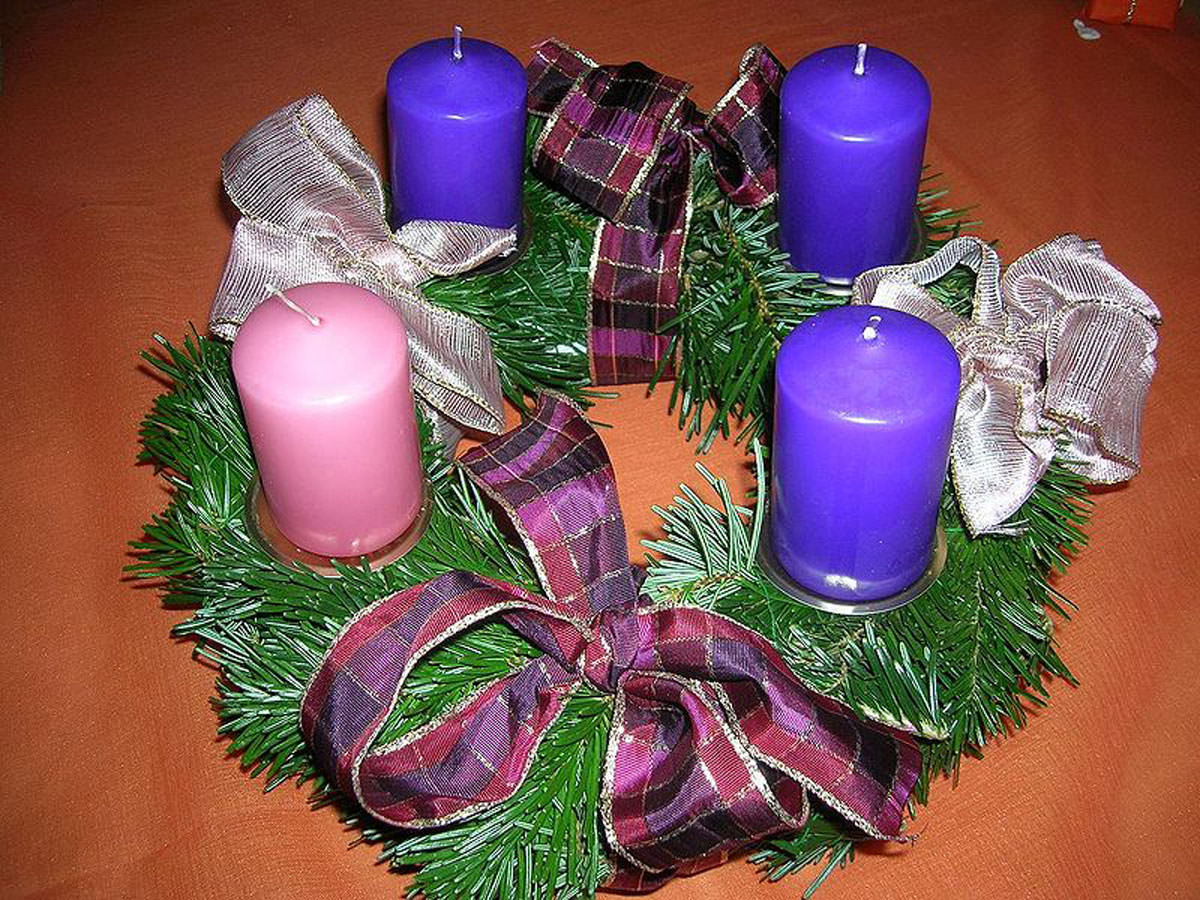 Adventskranz mit rosa/roter Kerze für den Sonntag Gaudete (3. Adventssonntag) – in katholischen Gemeinden gern verbreitet.