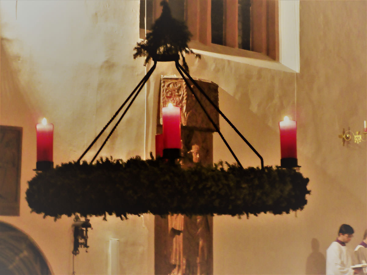 Adventskranz in der Stiftskirche