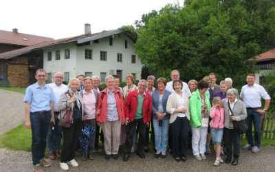 Vor dem Wohnhaus der Eltern Ratzinger in Hufschlag