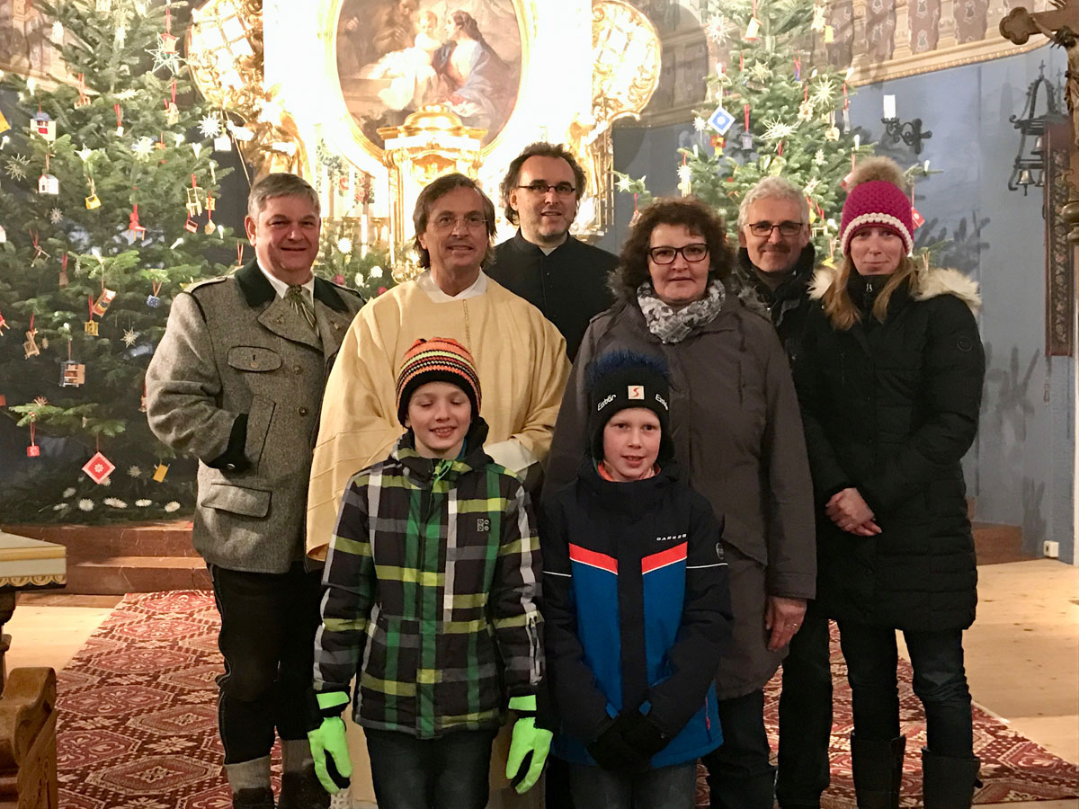 Diakon Klausmühlberger mit Mitgliedern des PGR und zwei Erstkommunionkinder, die auch selbst großzügig gespendet haben. (von links nach rechts: Michael Rasp (KV); Diakon Klaus Mühlberger; Diakon Michael König; Inge Höllbacher; Wolfgang Geistlinger; Barbara Aschauer; 