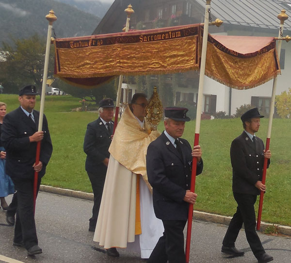 Feierlicher Gottesdienst mit Prozession zu Erntedank auf der Au