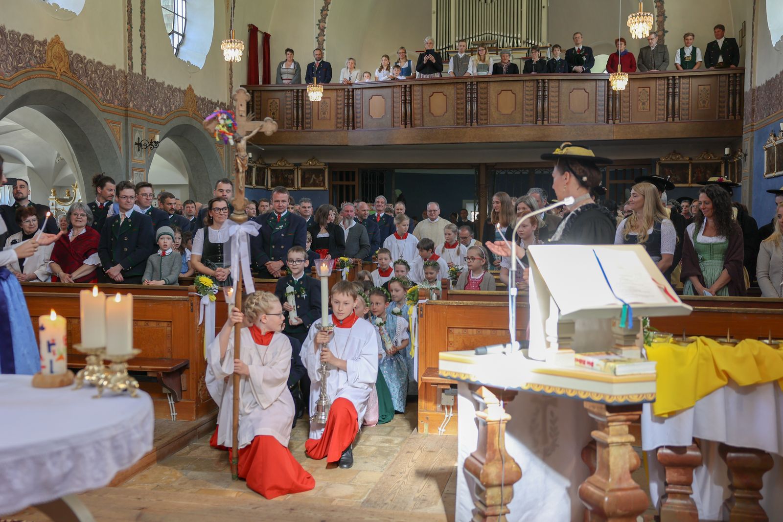 Feierlicher Einzug in die Pfarrkirche.