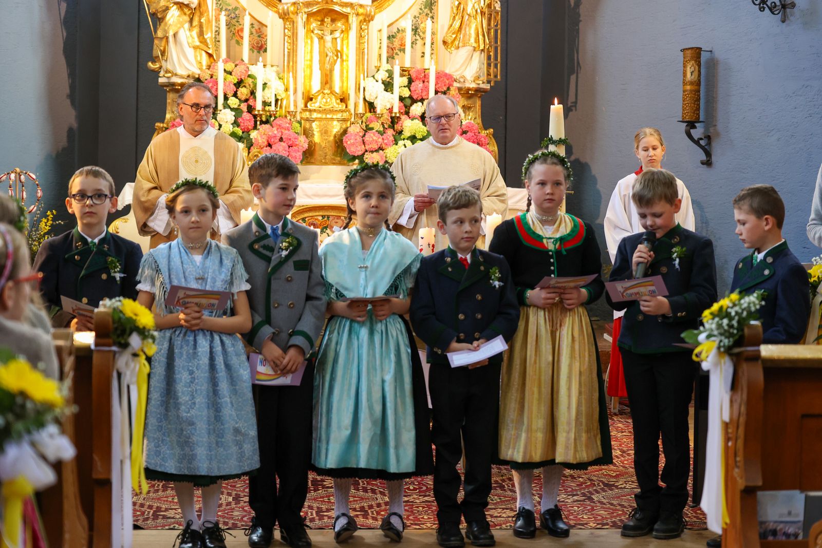 Die Kommunionkinder lesen die Fürbitten der Gemeinde vor.