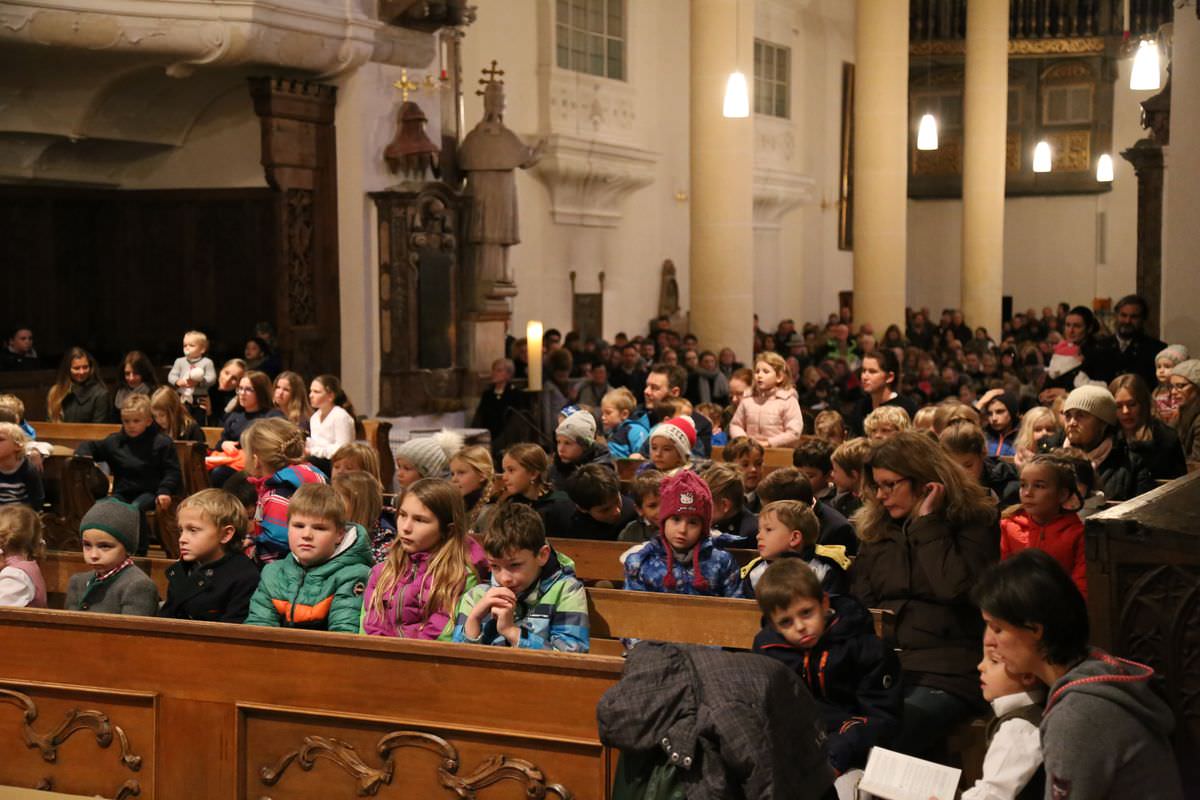 Voll besetzte Kirche