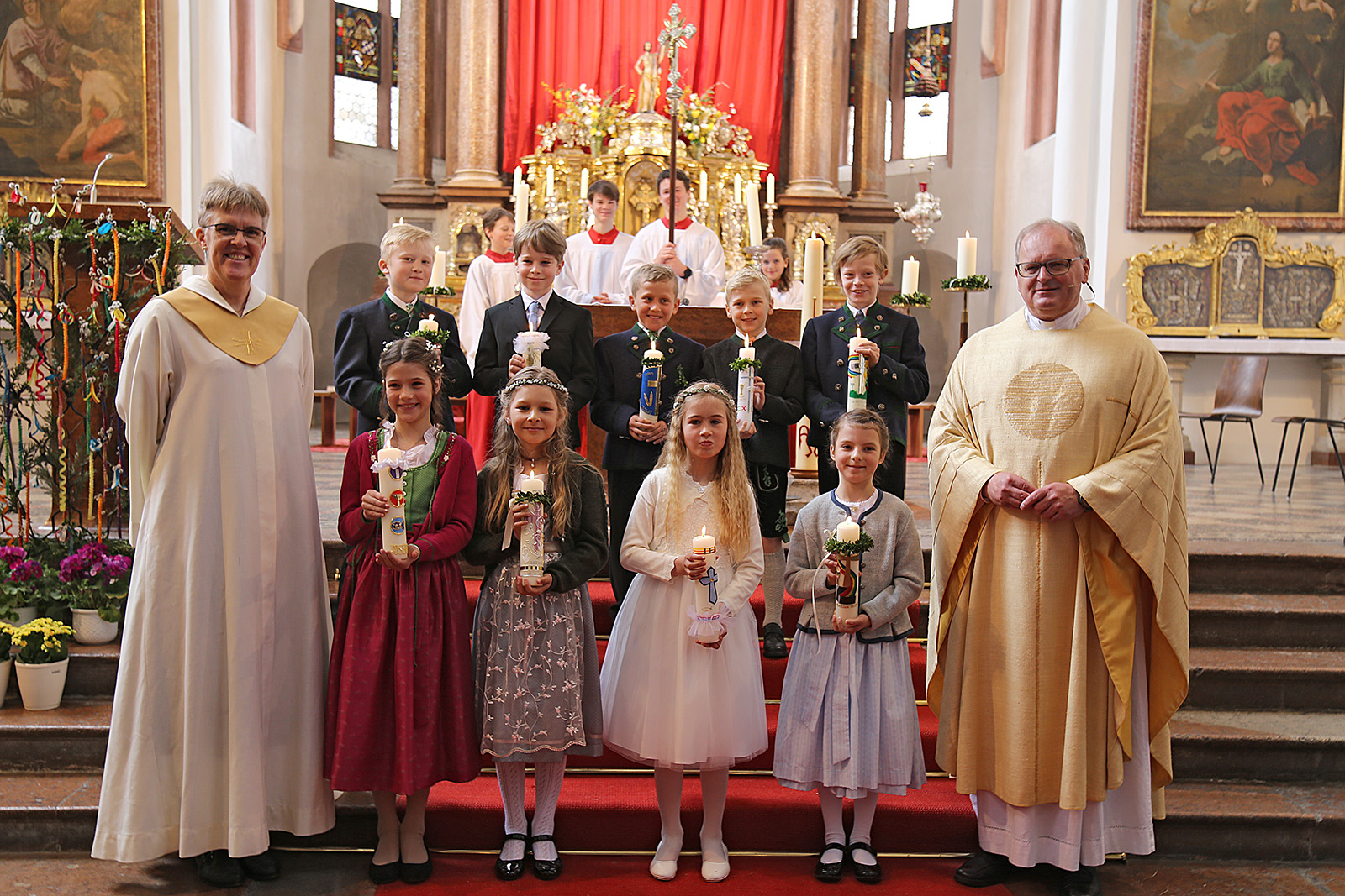 Gruppenbild der Erstkommunionkinder mit Pfarrer Dr. Thomas Frauenlob und Gemeindereferentin Birgit Hauber