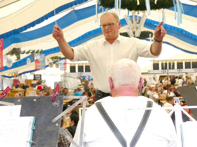 Msgr. Dr. Thomas Frauenlob beim Dirigieren