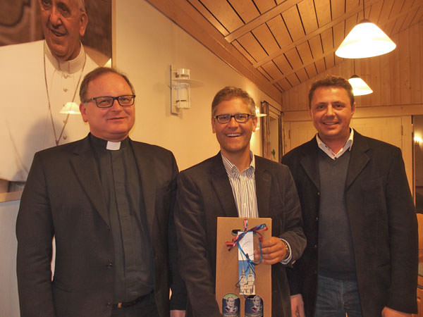 Interessante Fakten und Thesen zum Islam in Deutschland: Dekan Msgr. Dr. Thomas Frauenlob (l.) und Dekanatsratsvorsitzender Michael Koller (r.) dankten Dr. Andreas Renz, Leiter des Fachbereichs Dialog der Religionen am Erzbischöflichen Ordinariat München, für seinen fundierten Ausführungen.