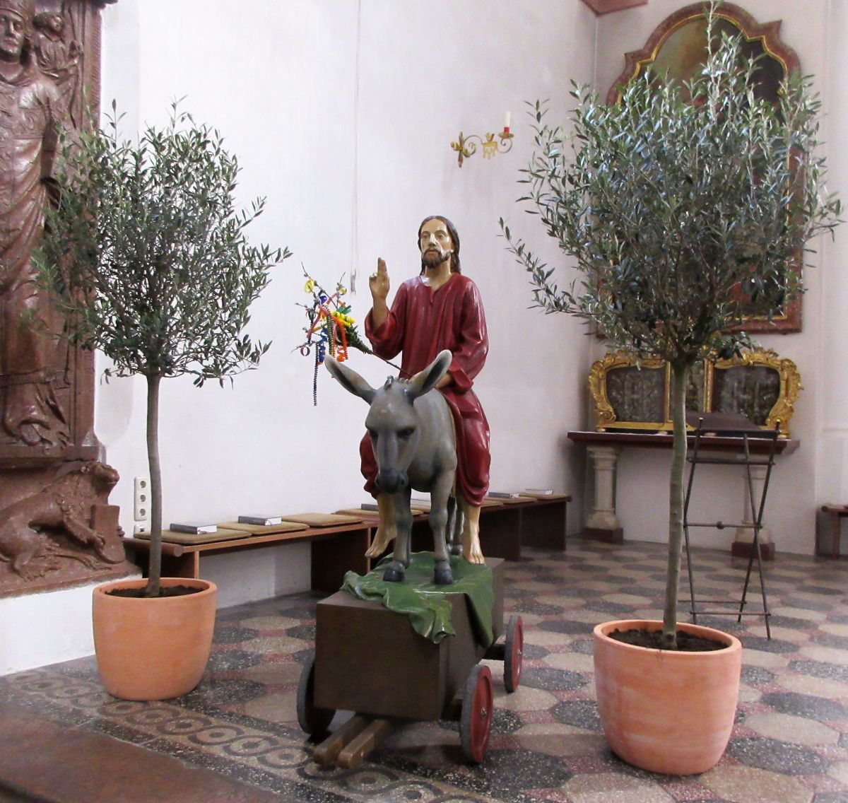 Der Palmesel nach demUmzug in der Stiftskirche