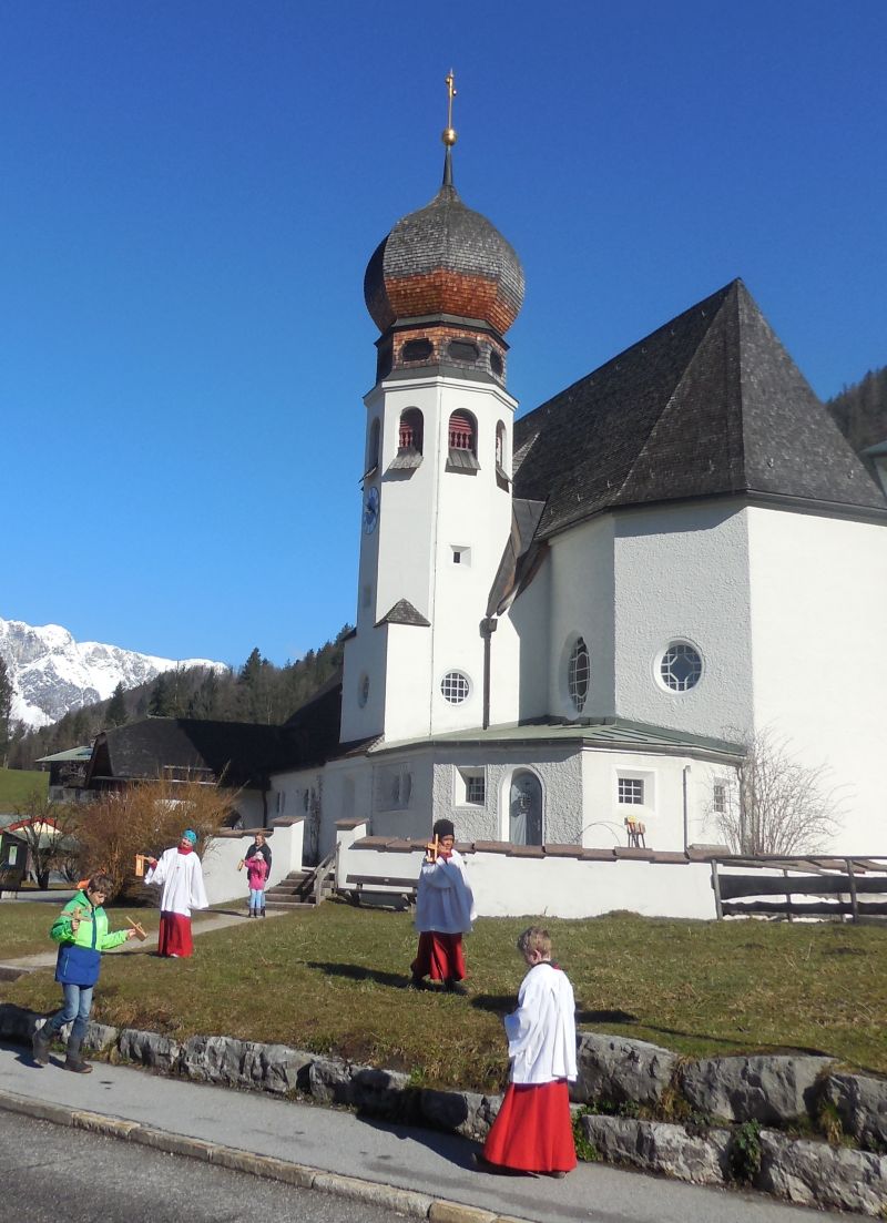 Kinder gehen gemeinsam den Weg mit Jesus