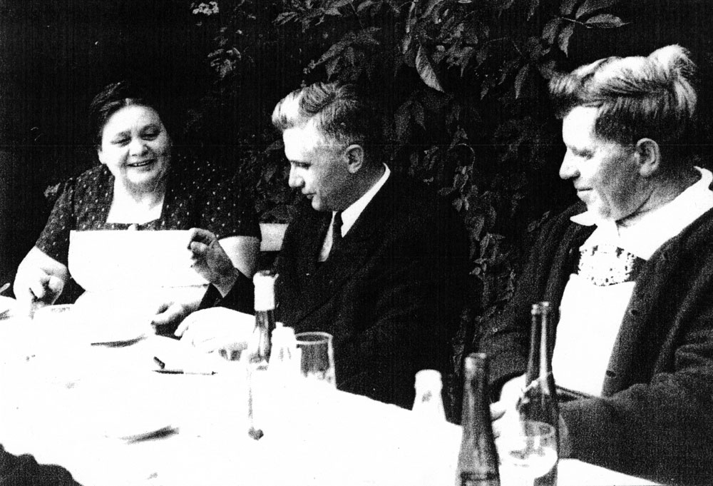 Prof. Joseph Ratzinger im Cafe Seimler mit Sophie und Vinzenz Pfnür