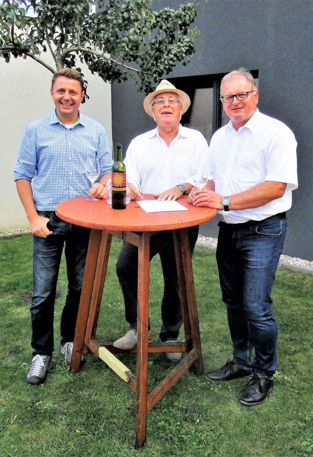 Drei Weinkenner: Verwaltungsleiter Michael Koller, Pater Friedrich Schleinzer und Pfarrer Dr. Thomas Frauenlob (von links nach rechts)