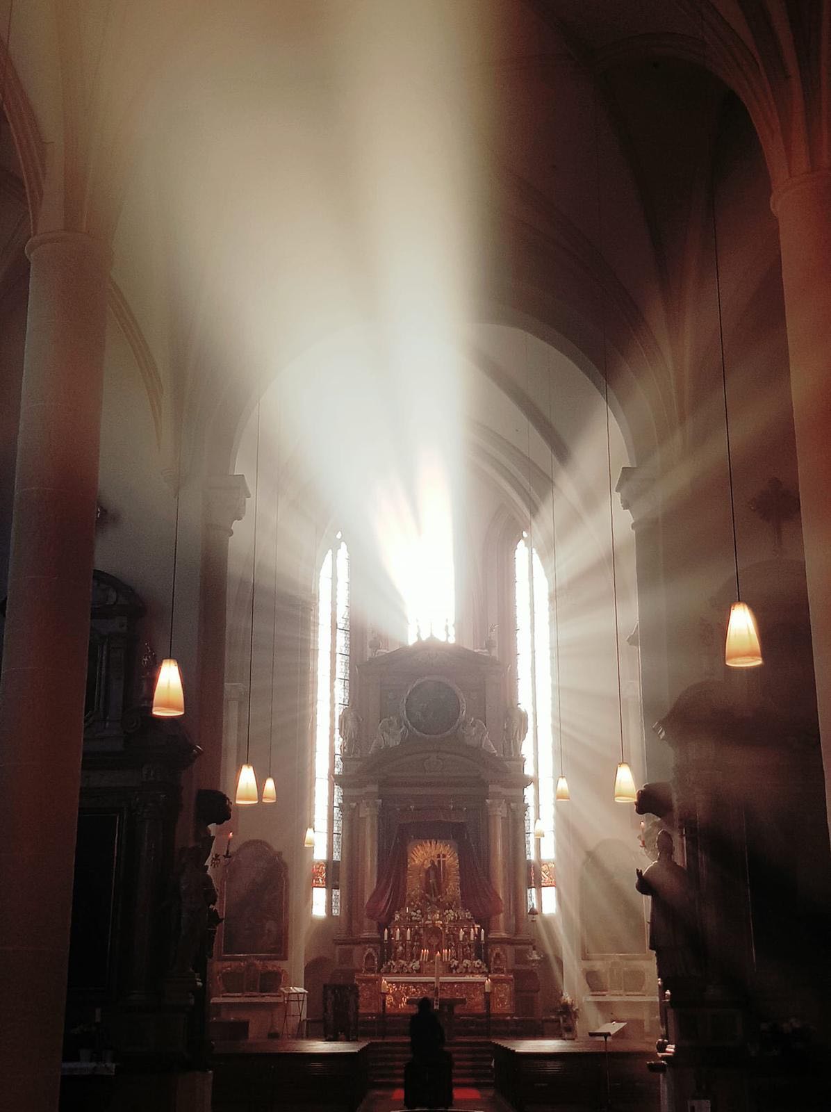 Sonnenaufgang in der Osternacht in der Stiftskirche