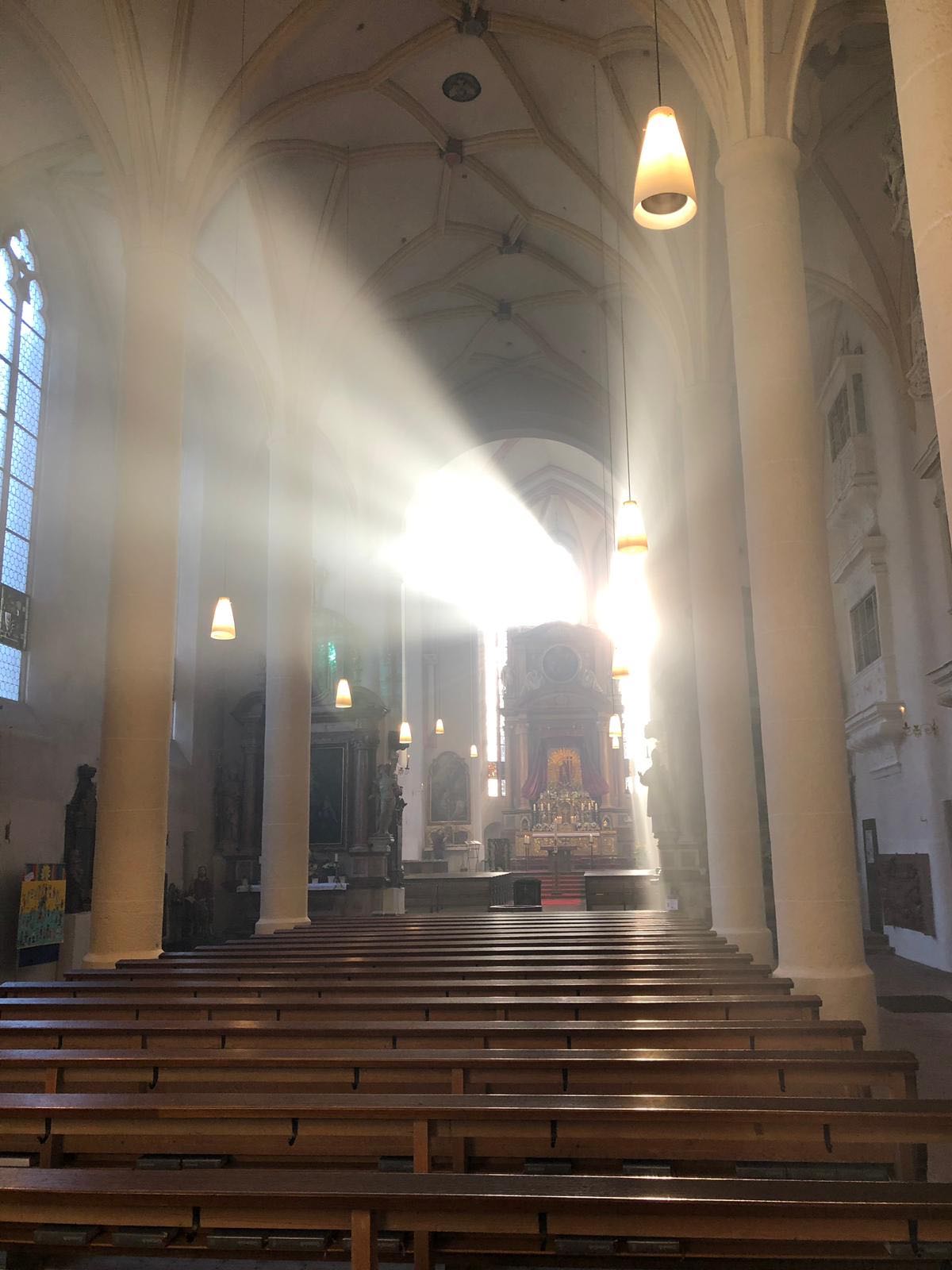 Sonnenaufgang in der Osternacht in der Stiftskirche