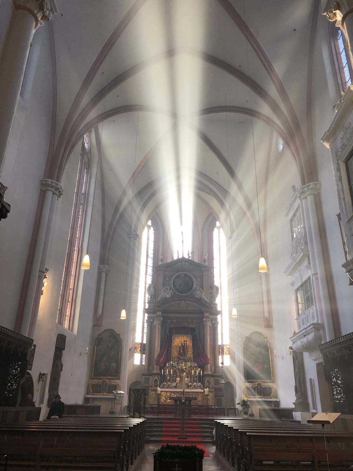 Sonnenaufgang in der Osternacht in der Stiftskirche