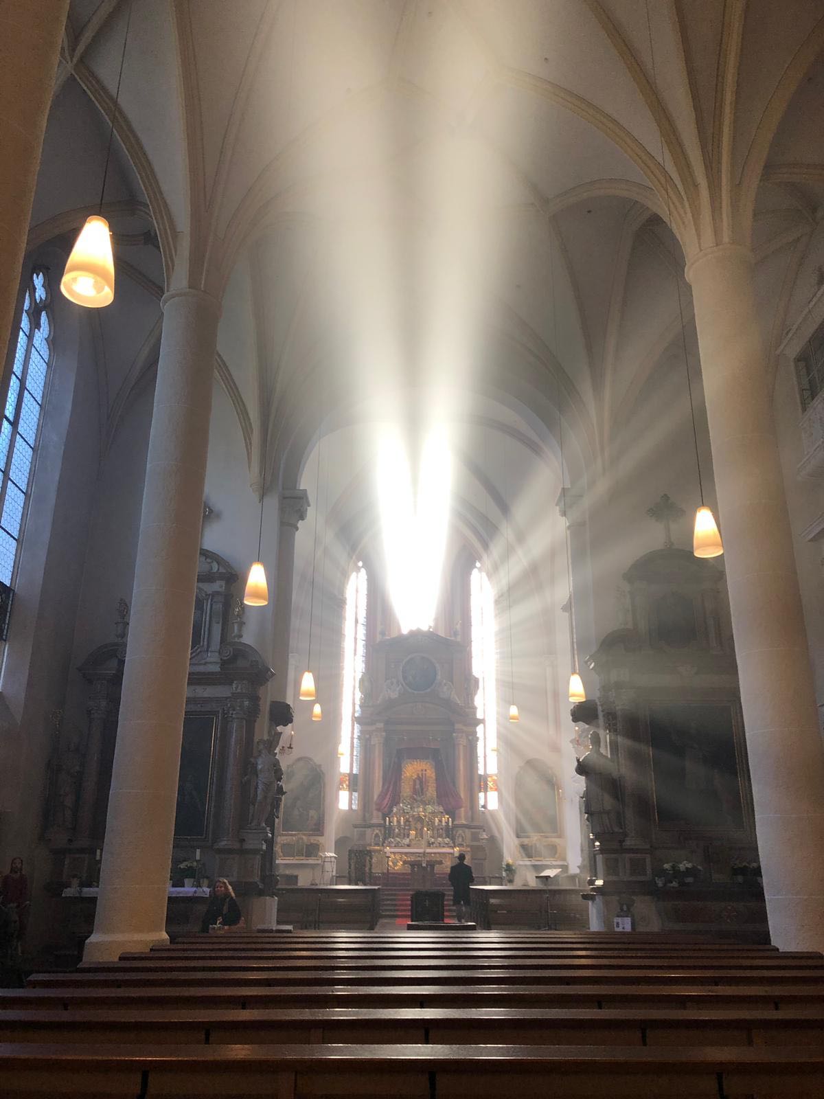 Sonnenaufgang in der Osternacht in der Stiftskirche