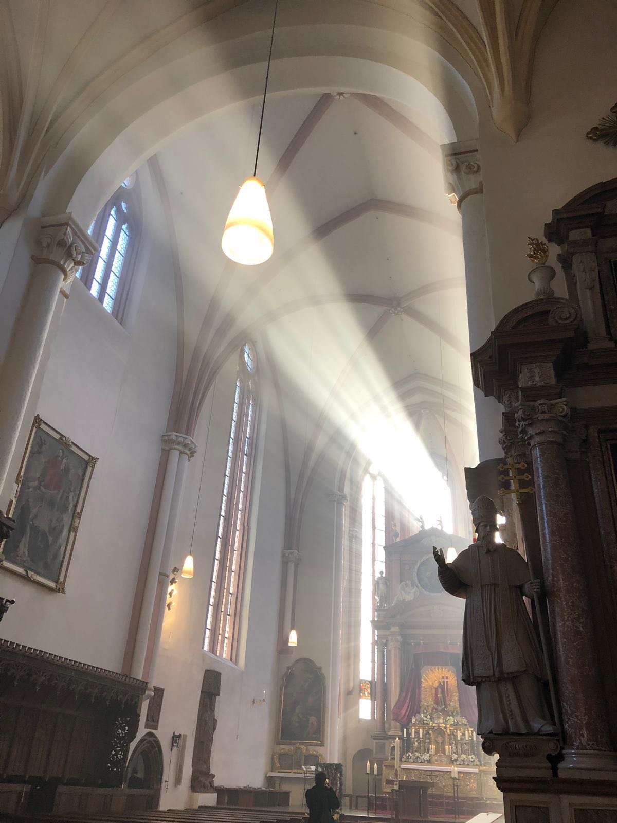 Sonnenaufgang in der Osternacht in der Stiftskirche