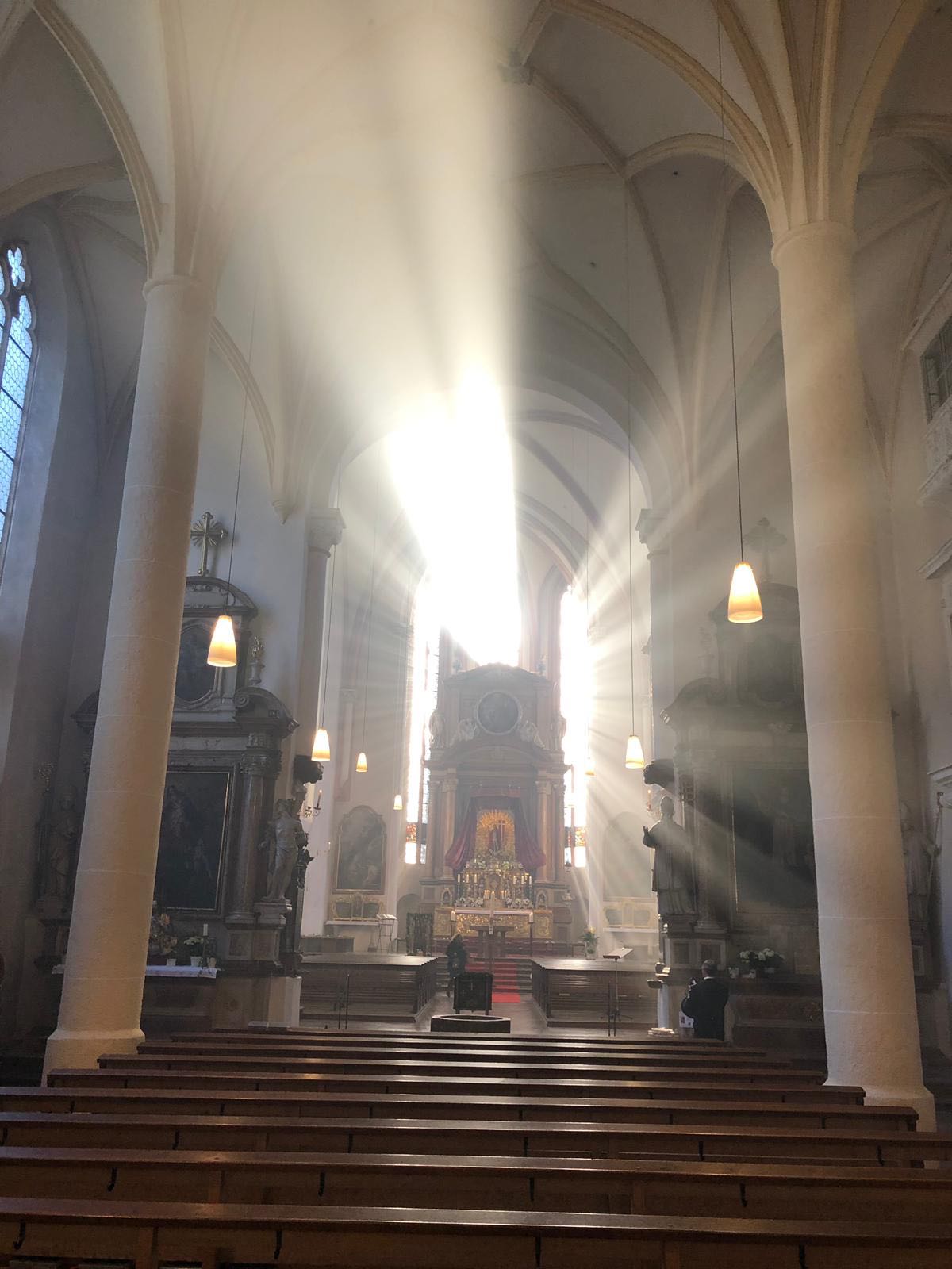 Sonnenaufgang in der Osternacht in der Stiftskirche