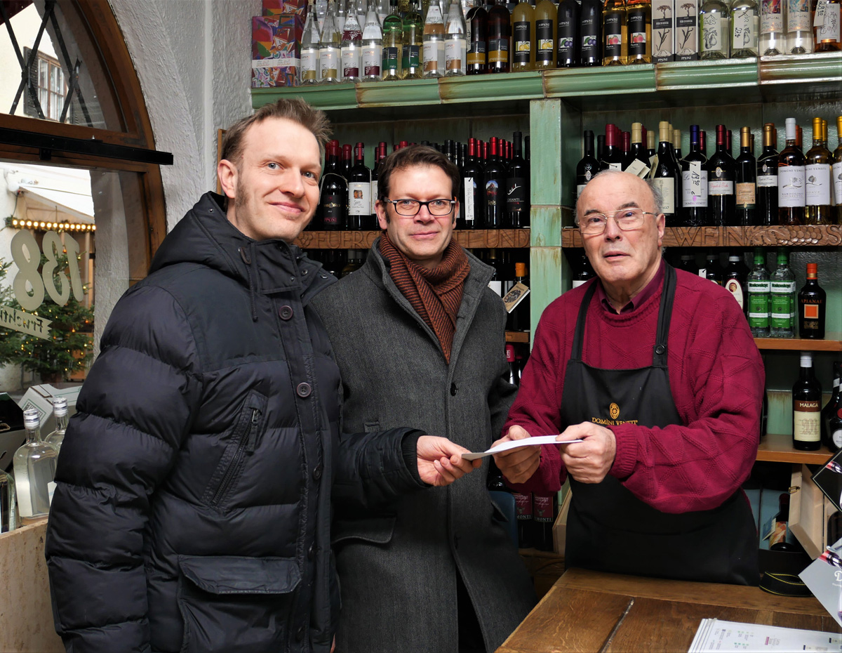 Bei der Spendenübergabe im Fruchthaus Faes