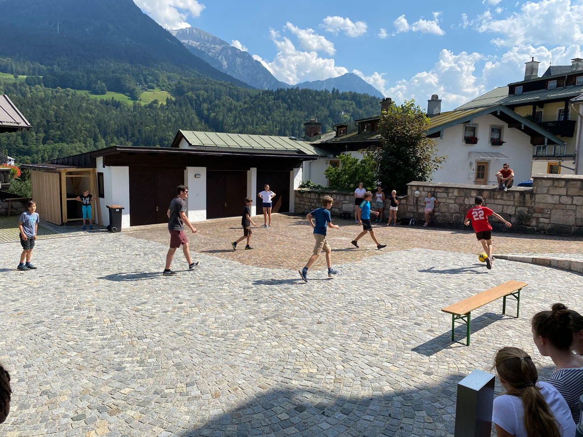 Fußballspielen im Pfarrhof