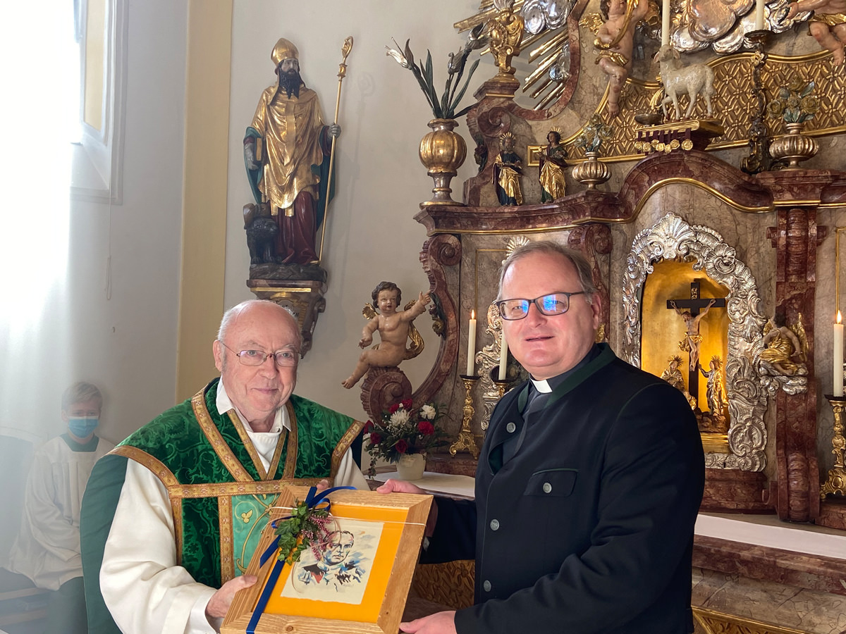 Pfarrer Msgr. Dr. Thomas Frauenlob (rechts) gratuliert Pfarrer i.R. Hans Fischer (links) zum 80. Geburtstag
