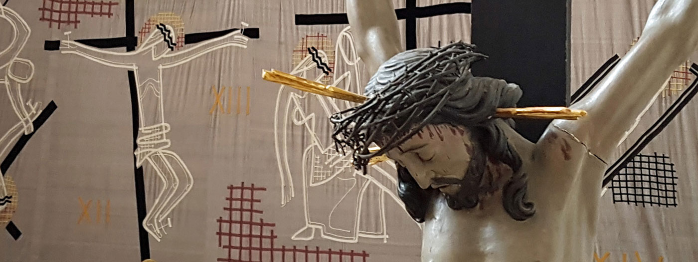 Christus am Kreuz vor dem Fastentuch