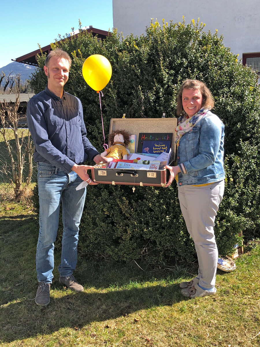 Religionslehrerin Stefanie Witte (r.) und Pastoralreferent Martin Kienast (l.) wollen trauernden Familien mit dem Trost-Koffer Hilfe an die Hand geben.