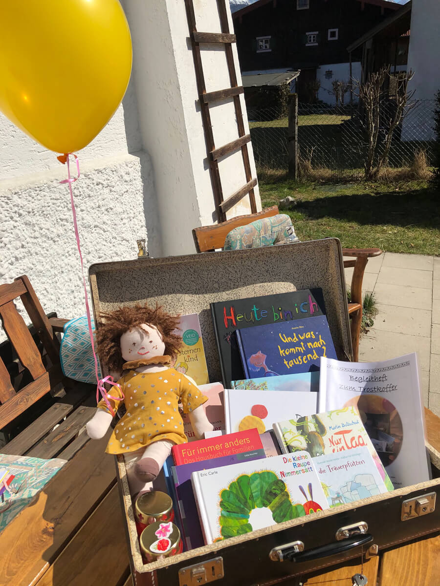 Charli und sein Trostkoffer – mit Büchern, Methoden, Kerzen und Luftballonen soll trauernden Familien geholfen werden.