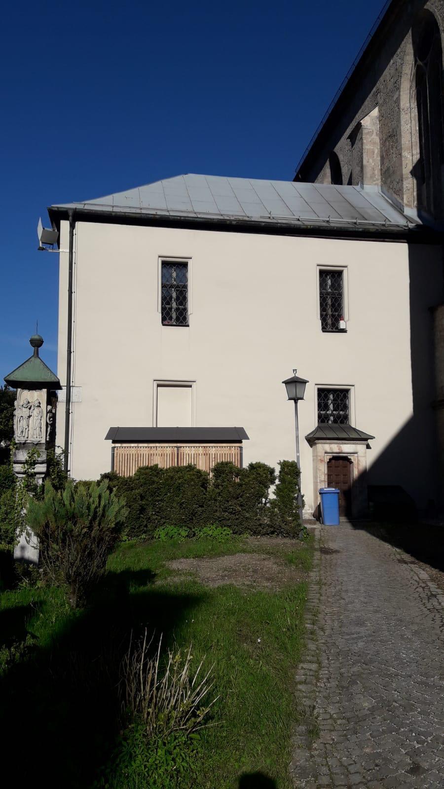 Abstellplatz neben der Stiftskirche