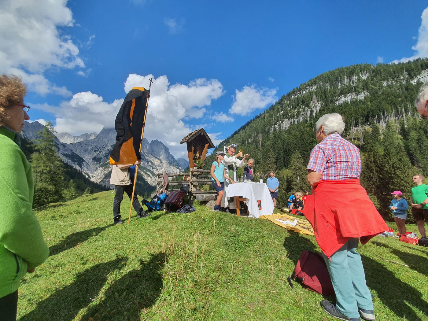 Beim Gottesdienst auf der Bindalm