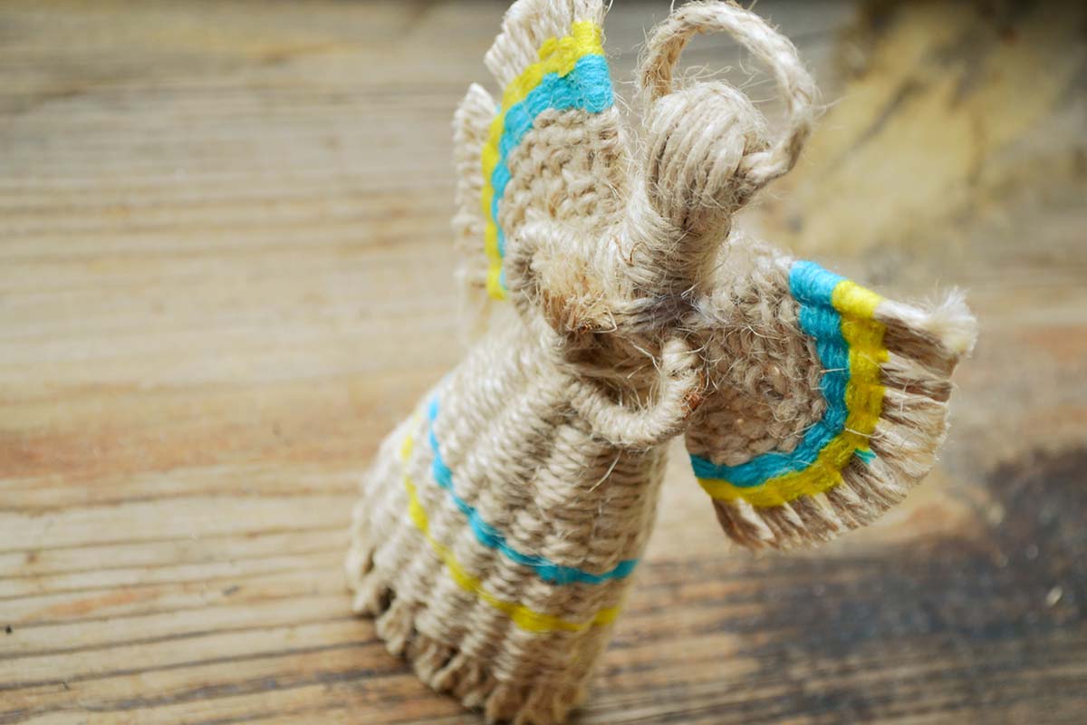 Traditionelle gesichtslose ukrainische Puppe Motanka mit Engelsflügeln und Heiligenschein