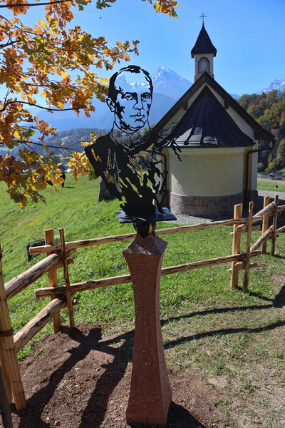 Stanggassinger-Stele vor Weinfeldkapelle