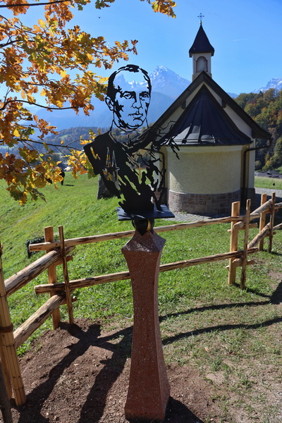 Stanggassinger-Stele vor Weinfeldkapelle