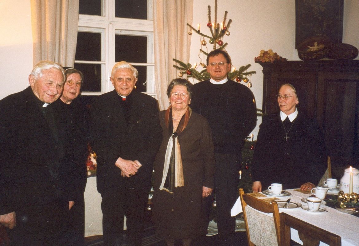 Der traditionelle Kaffee bei den Ordensschwestern zu Beginn des Weihnachtsaufenthalts - Gruppenbild