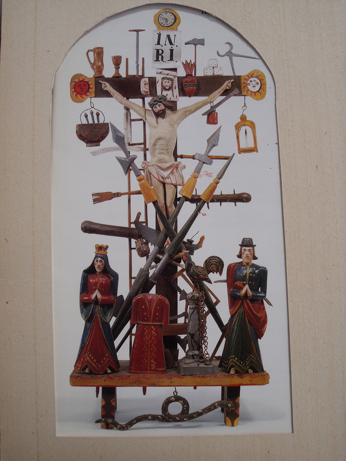 Das „Arma-Christi-Kreuz“ aus der Sammlung von Prof. Rudolf Kriss im Museum Kloster Asbach im Rottal, ein Zweigmuseum des Bayerischen Nationalmuseums. (Repro mit freundlicher Genehmigung des Bayerischen Nationalmuseums).