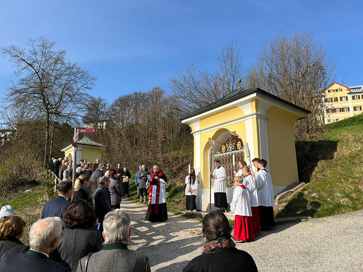 Pfarrer Msgr. Dr. Thomas Frauenlob zelebriert die Karfreitagsliturgie am Kalvarienberg