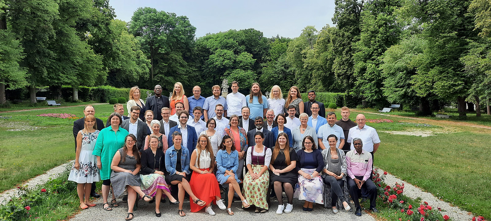 Gruppenbild der neuen Seelsorgerinnen und Seelsorger im Schoßpark von Fürstenried (P. Fidelis. 3. Reihe, rechts)