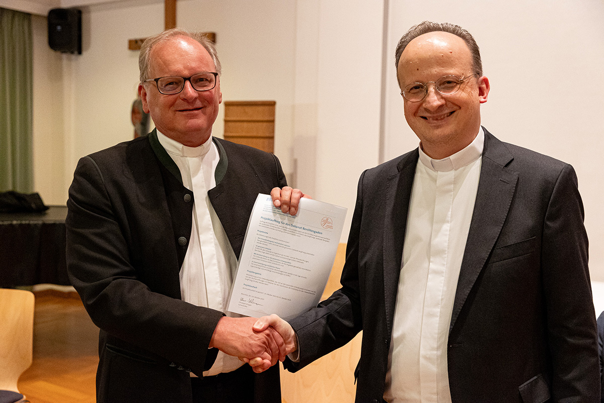 Übergabe des Projektauftrags durch Generalvikar Christoph Klingan an Monsignore Dr. Thomas Frauenlob, Dekan des Dekanates Berchtesgaden und Leiter des Pfarrverbandes Stiftsland Berchtesgaden