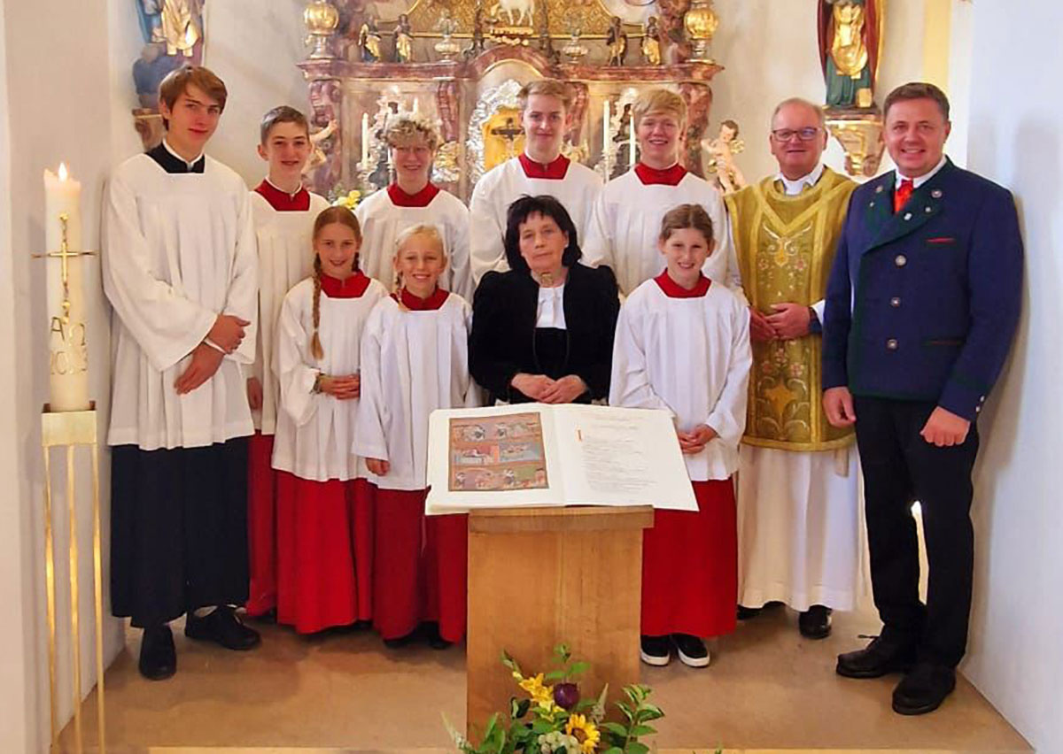 „Soferl“ mit ihren Ministranten von Maria am Berg, sowie Pfarrer Frauenlob und Michael Koller nach dem Kirchweihgottesdienst 
