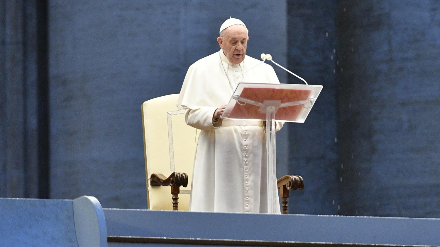 Papst Franziskus spendet den Segen Urbi et Orbi anlässlich der Corona-Pandemie