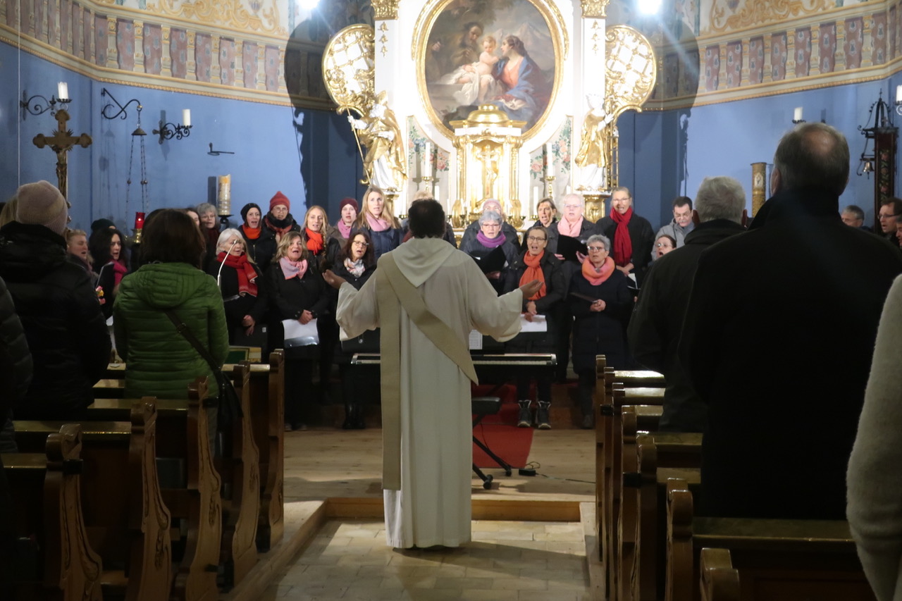 Ein großer Chor in kleiner Kirche