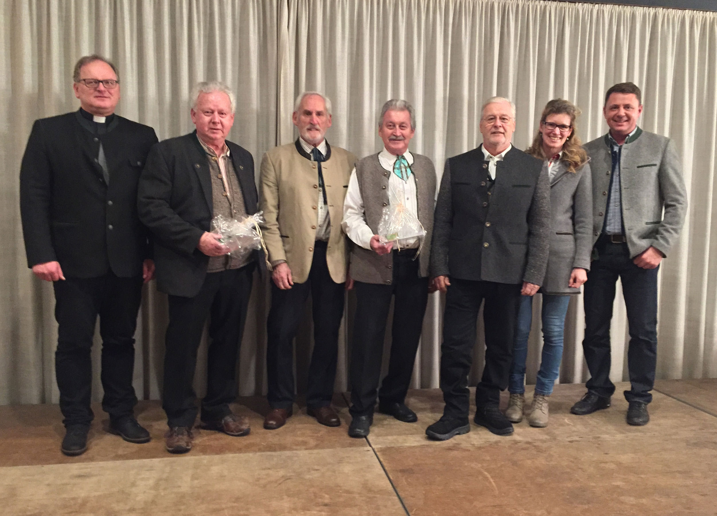 Pfarrer Thomas Frauenlob, Rudolf Jäkel (verabschiedet), Richard Hartmann (Kirchenpfleger), Manfred Binder (verabschiedet), Franz Hölzl, Lisi Krenn (PGR-Vorsitzende), Michael Koller (Verwaltungsleiter);  nicht auf dem Bild: Franz Brandauer, Franz Heger, Franz Dieterich