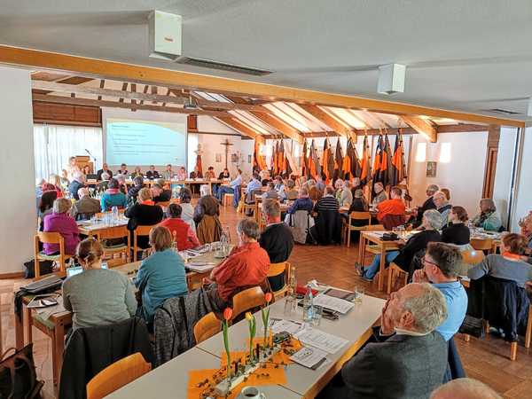 Kolpingbanner unter strahlender Frühlingssonne