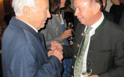 Landrat Grabner und Jubilar im Kreuzgang