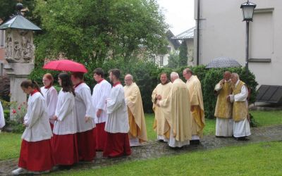 Wohl beschirmt beim Einzug