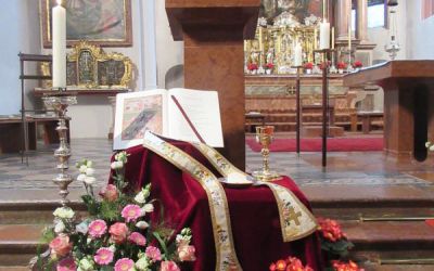Der festlich geschmückte Ambo